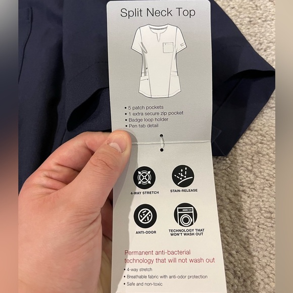 ClimateRight by CuddlDuds 6 Pocket Scrub Top - Picture 8 of 11